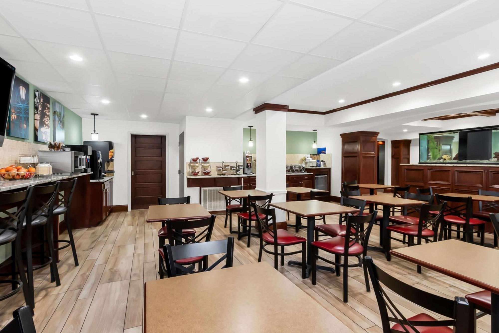 Best Western Patriots Point Mount Pleasant Exterior photo